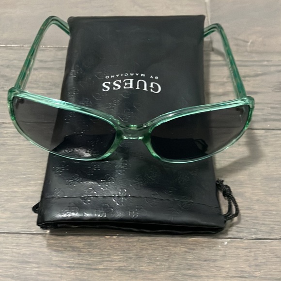 Y2K Vintage Guess Sunglasses with Case - Picture 5 of 8